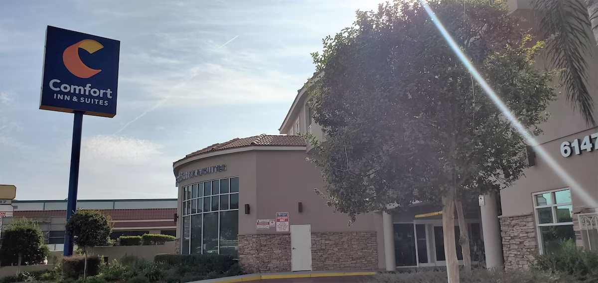 Comfort Inn & Suites Near Universal – N. Hollywood – Burbank - Image 2