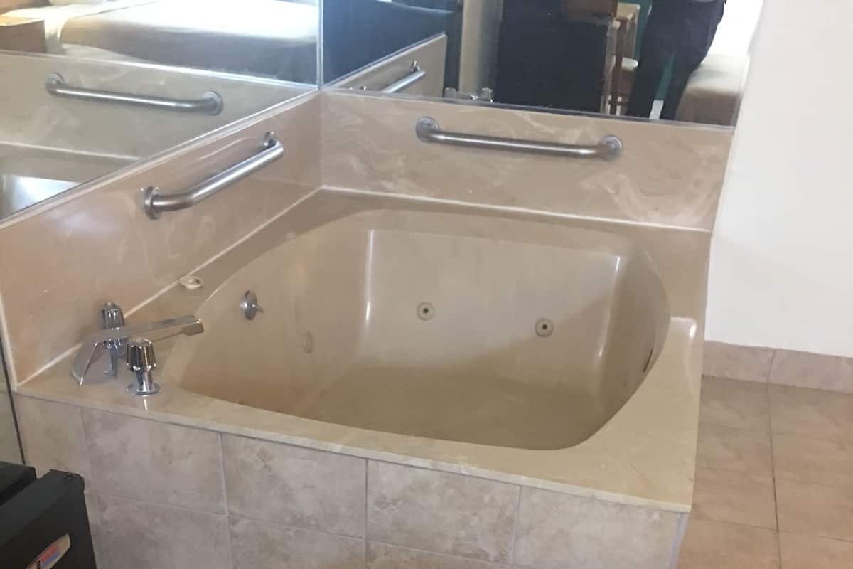 A Victory Hotel Southfield tub