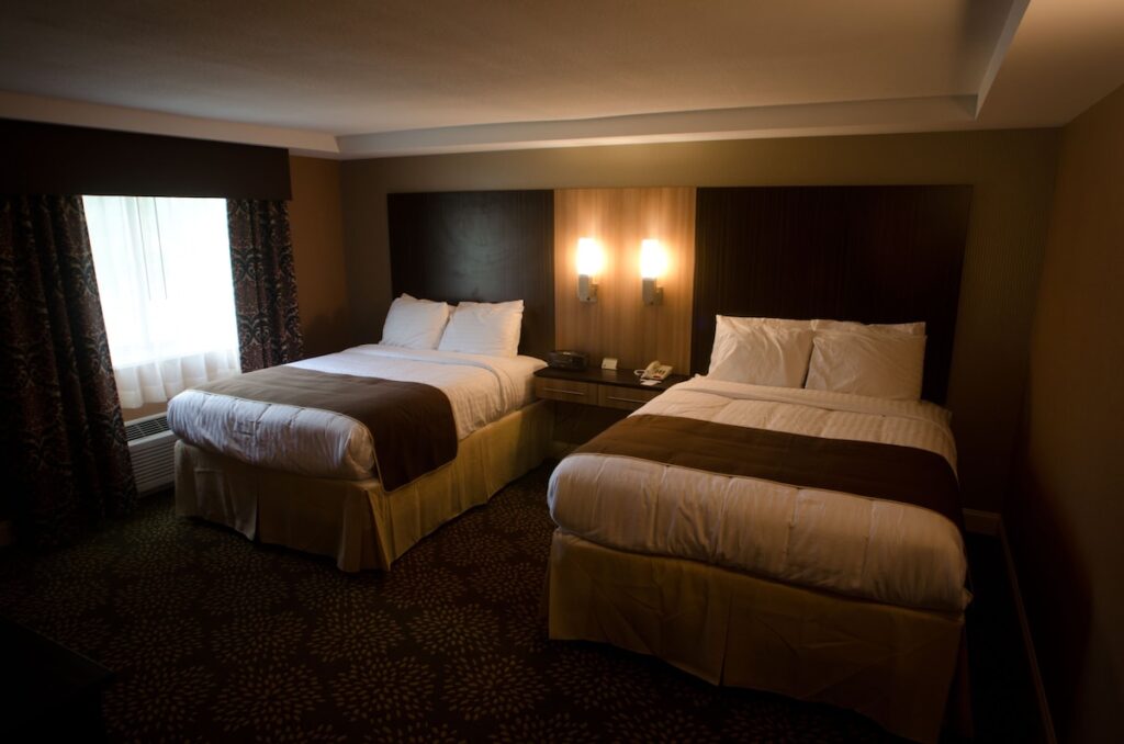 AAshram Hotel by Niagara River - Image 3