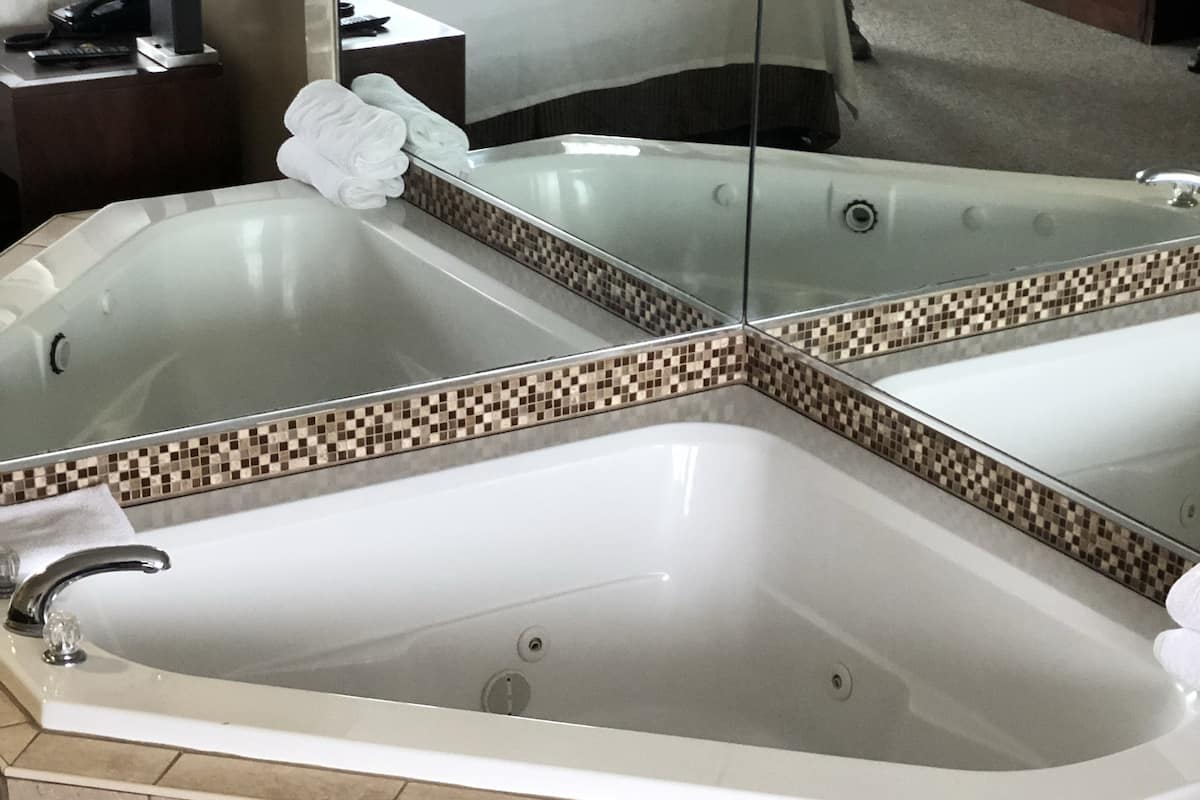 Allen Park Motor Lodge tub