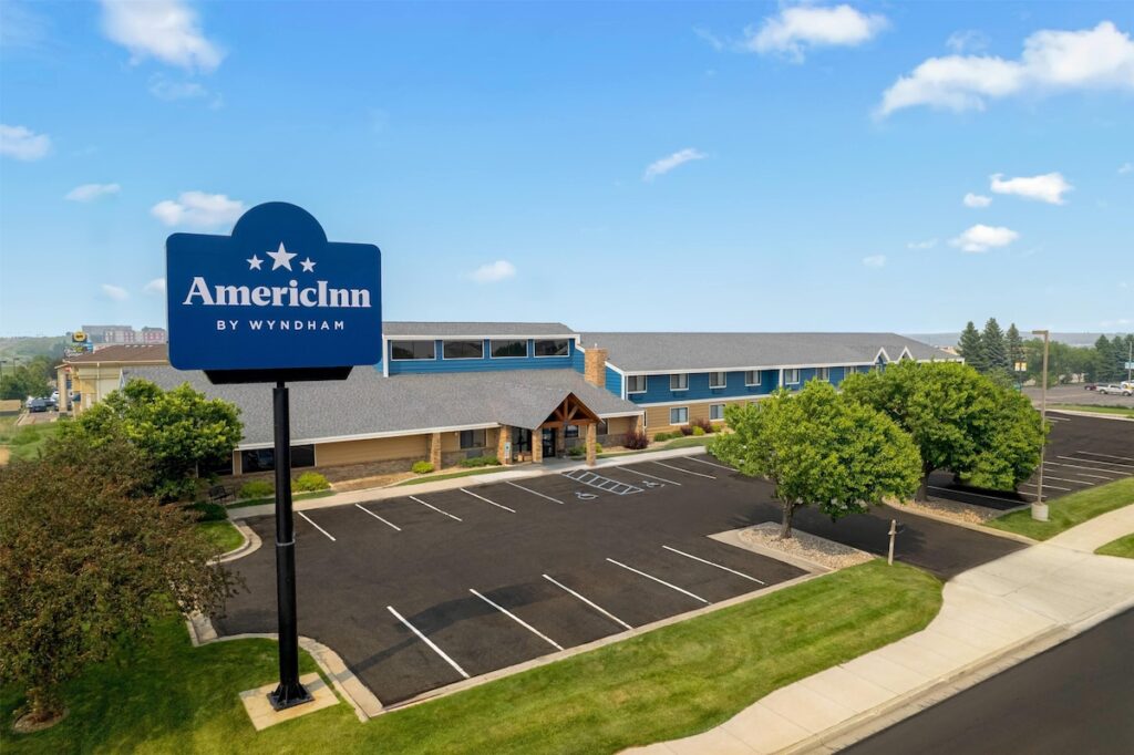 AmericInn by Wyndham Bismarck - Image 2