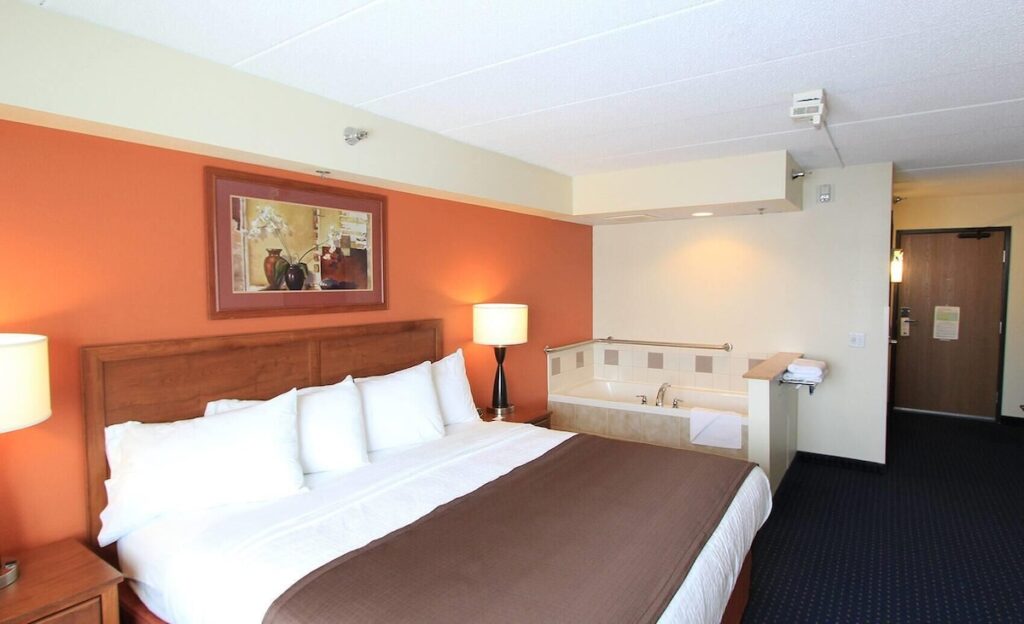 AmericInn by Wyndham Cedar Rapids Airport - Image 3