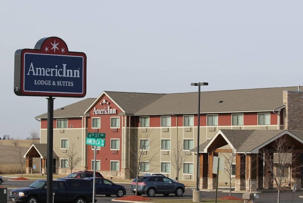 AmericInn by Wyndham Cedar Rapids Airport - Image 4