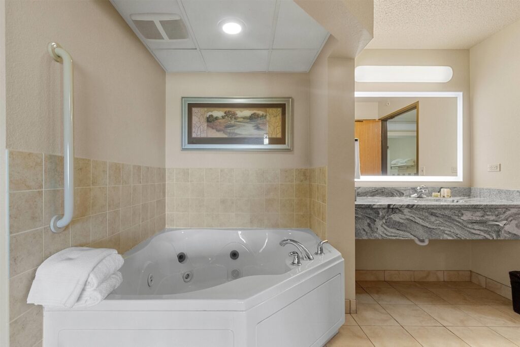 AmericInn by Wyndham Green Bay East - Image 2