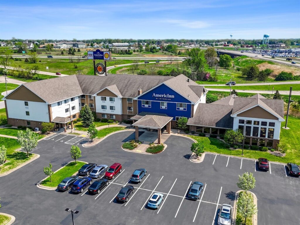 AmericInn by Wyndham Green Bay East - Image 4