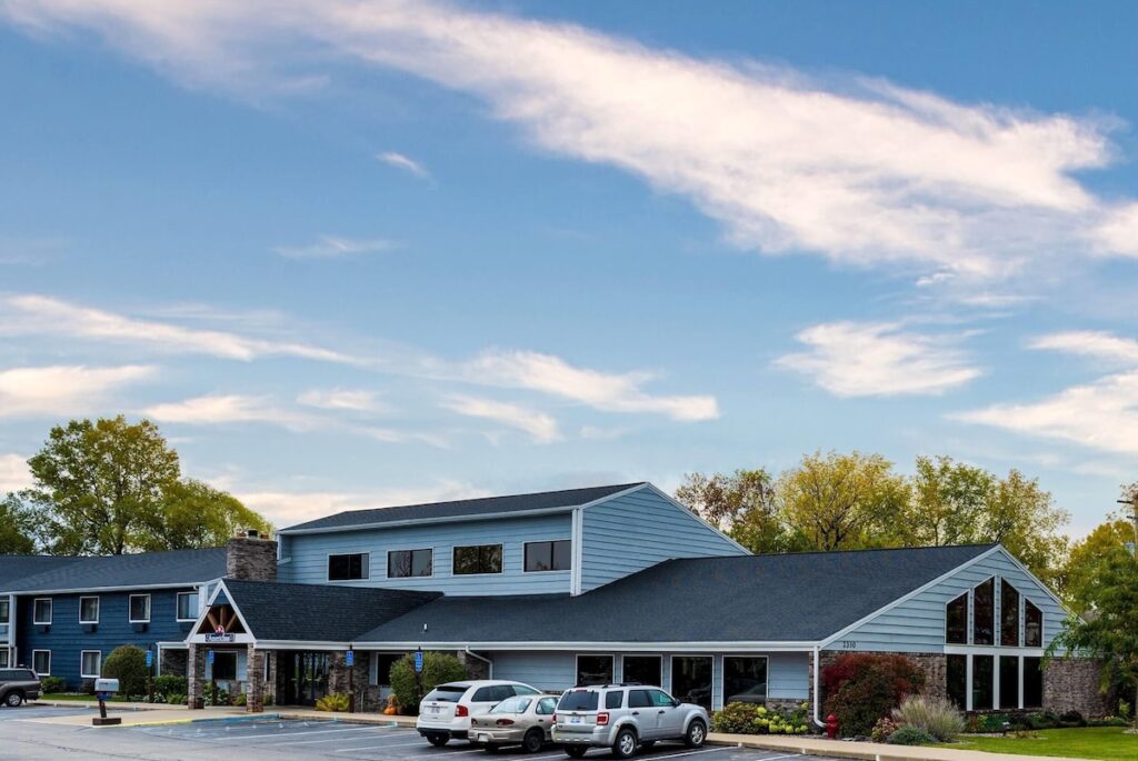 AmericInn by Wyndham Menominee - Image 3