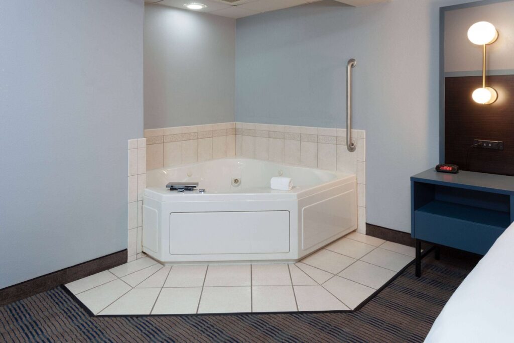 AmericInn by Wyndham Peoria - Image 2