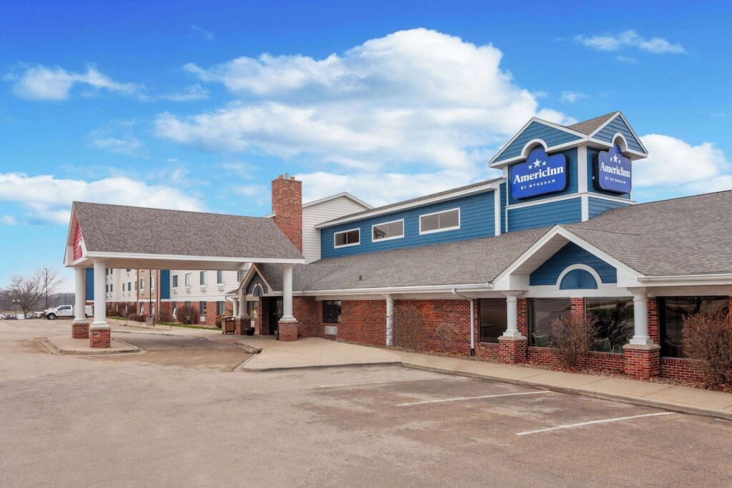 AmericInn by Wyndham Peoria - Image 4