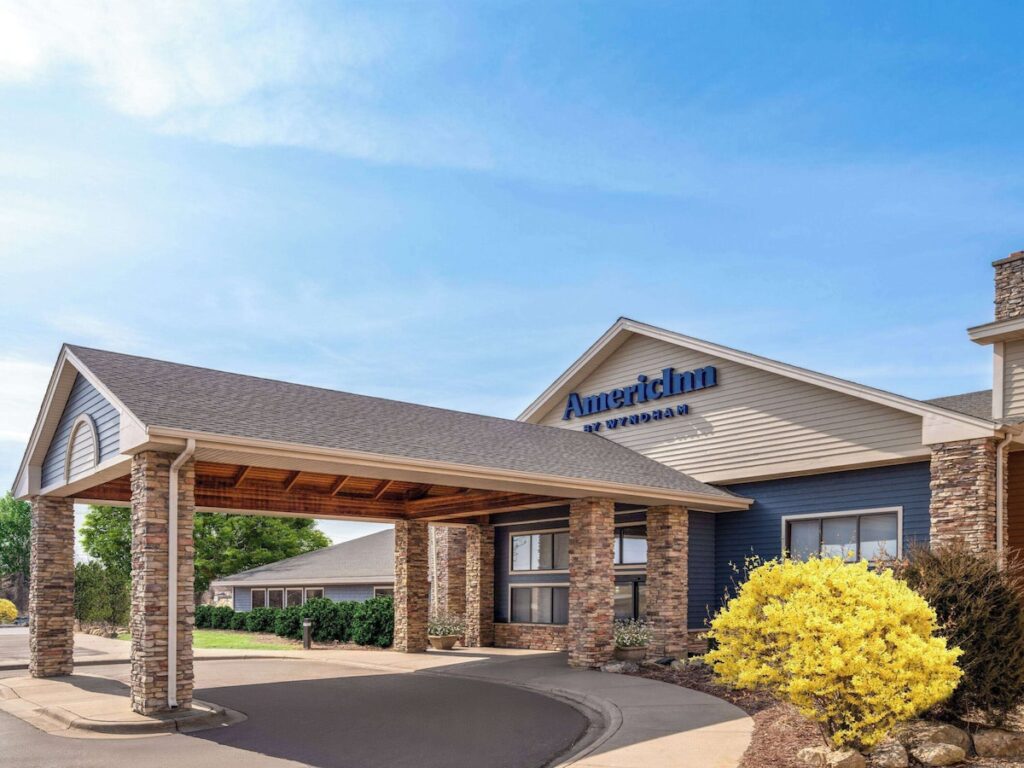 AmericInn by Wyndham Shakopee Near Canterbury Park - Image 2