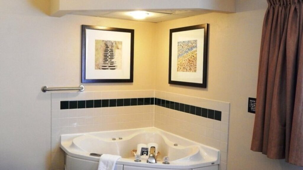 AmericInn by Wyndham Sturgeon Bay - Image 1