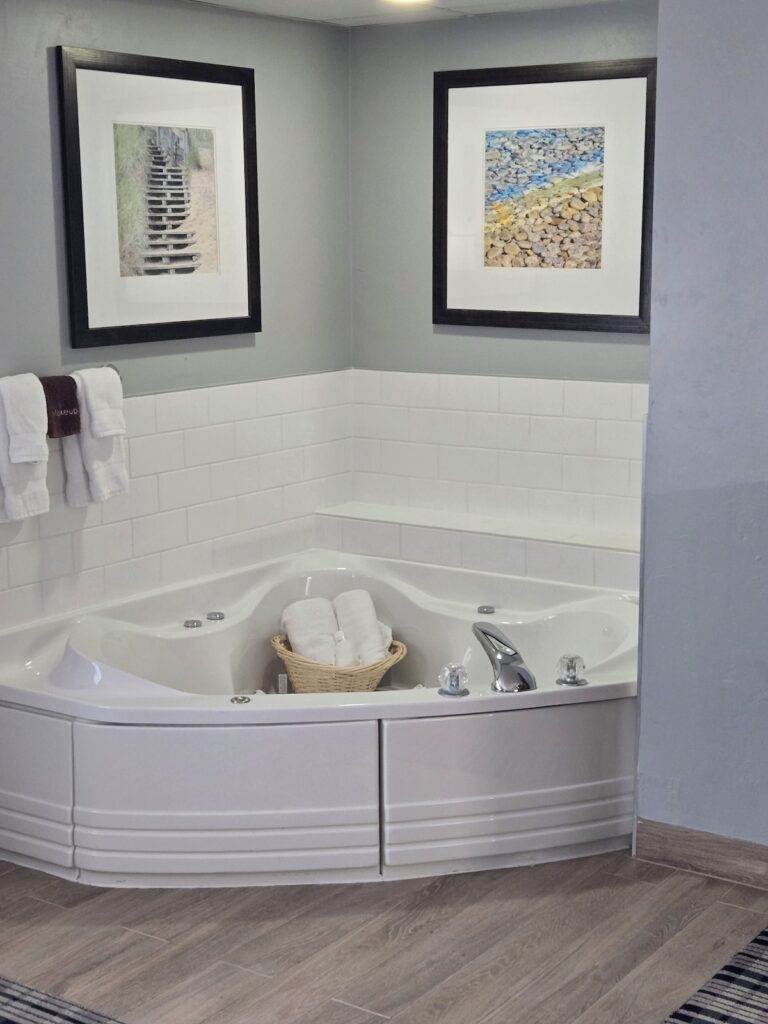 AmericInn by Wyndham Sturgeon Bay - Image 2