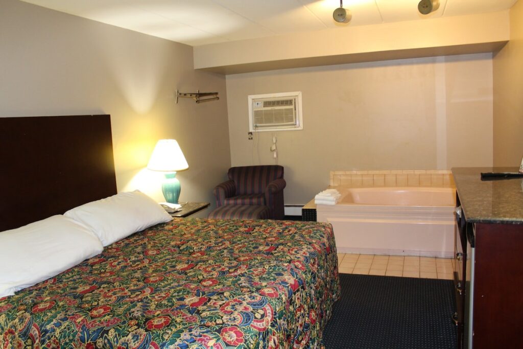 American Inn & Suites - Image 3