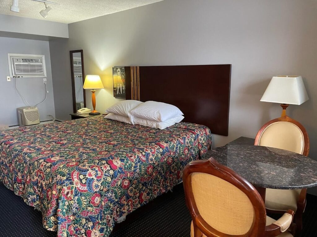 American Inn & Suites - Image 4