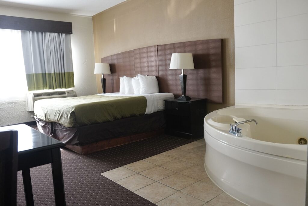 American Inn & Suites Waterford - Image 4