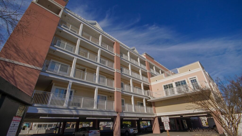 Americana Condos 10th street - Image 2