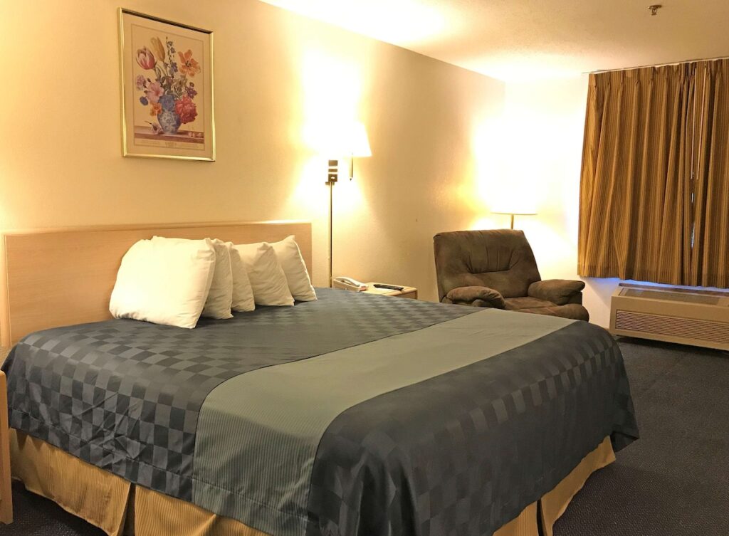 Americas Best Value Inn Champaign - Image 3