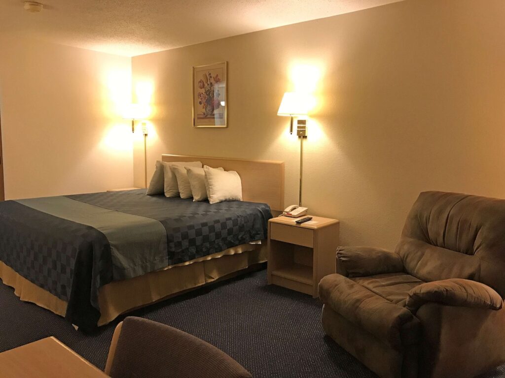 Americas Best Value Inn Champaign - Image 4