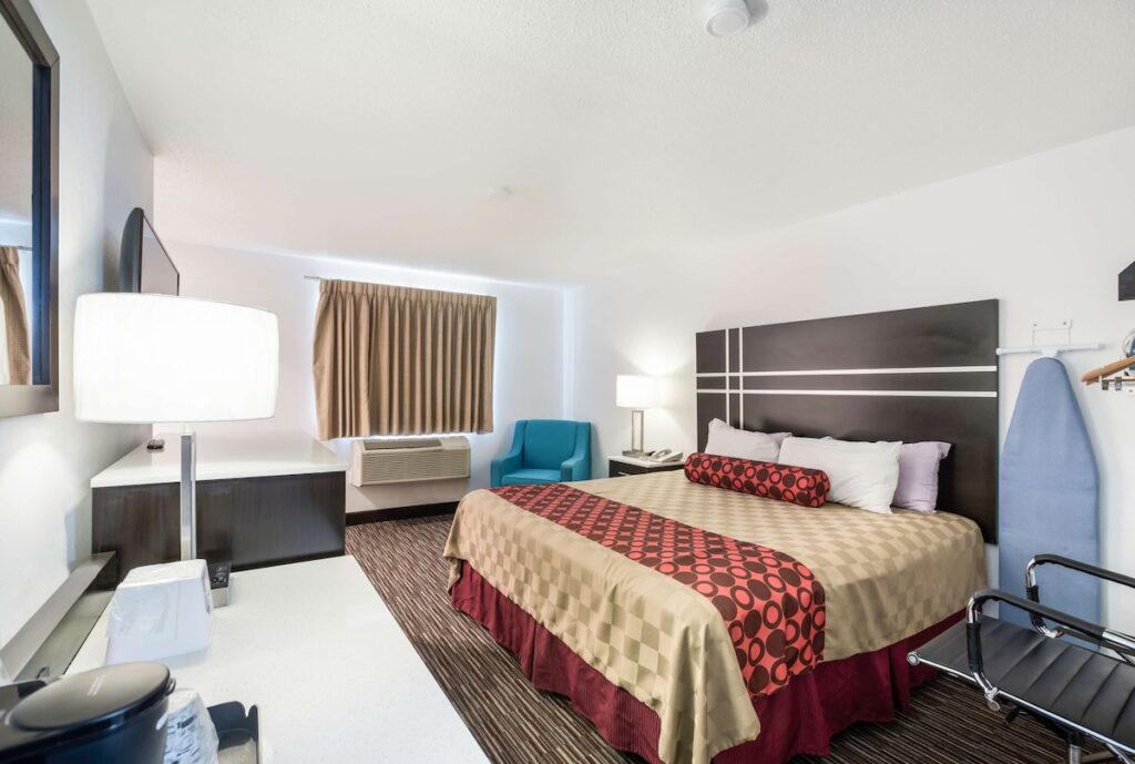 Americas Best Value Inn Charlotte, MI - Image 3