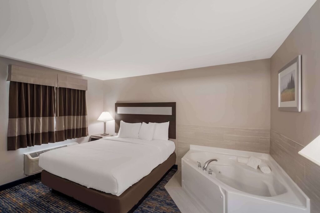 Americas Best Value Inn Farmington - Image 1