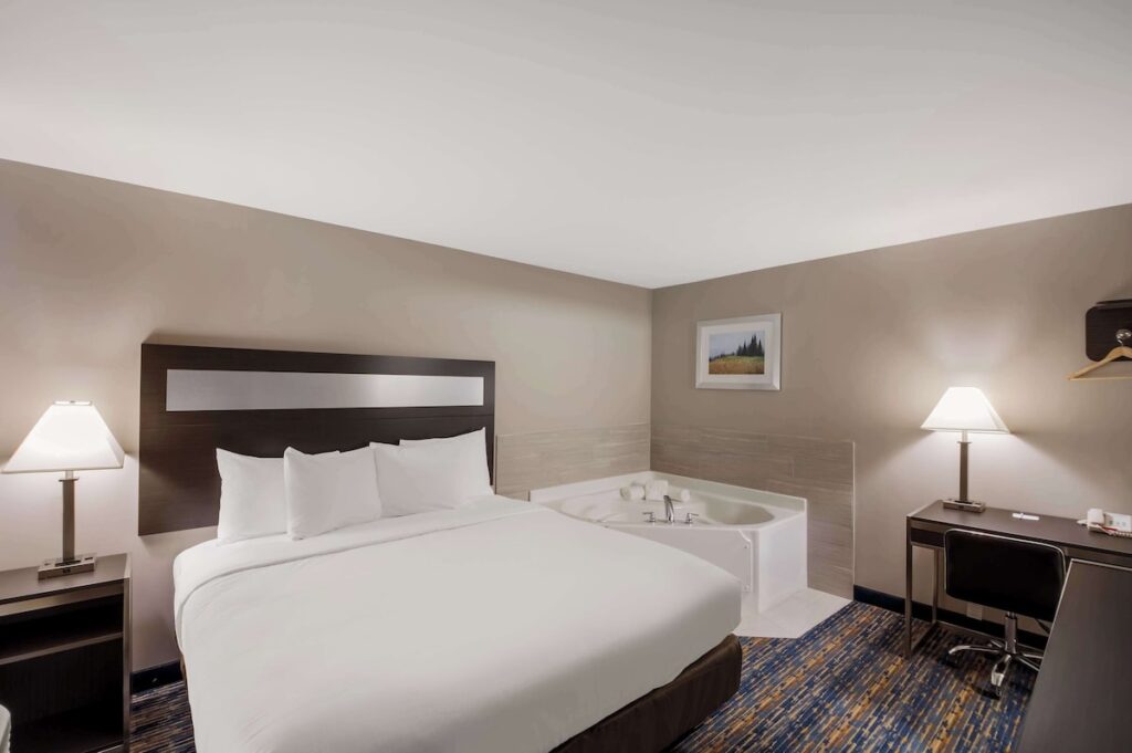 Americas Best Value Inn Farmington - Image 3