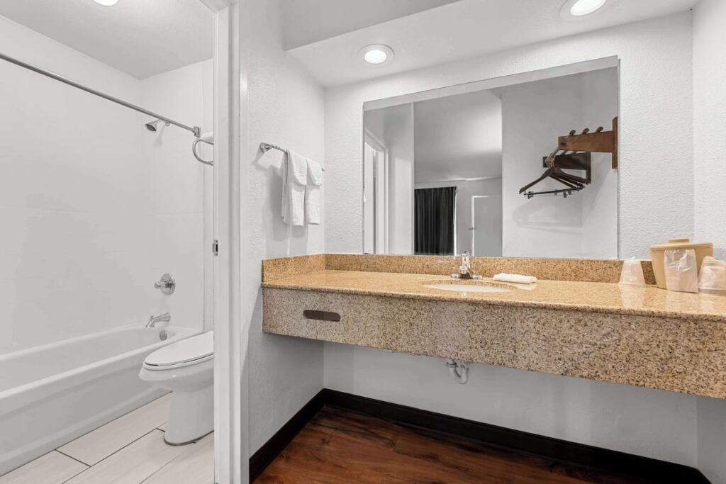 Americas Best Value Inn Hamilton - Image 2