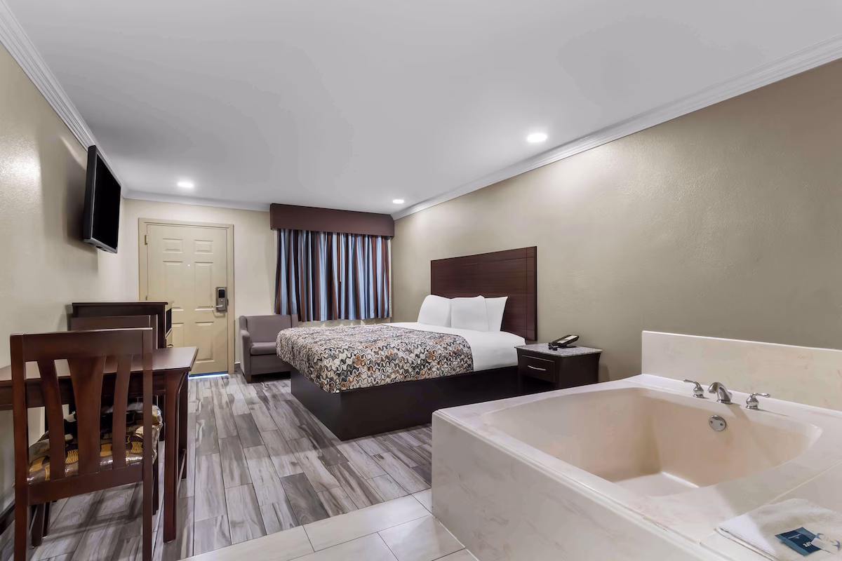 Americas Best Value Inn Houston Heights at I-45 - Image 3