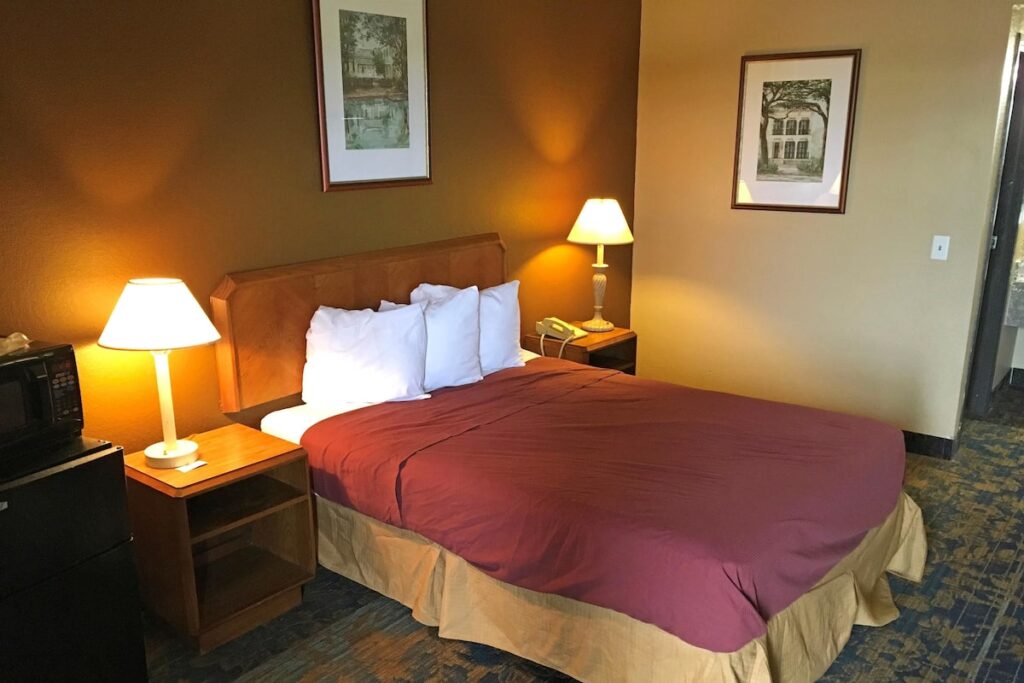 Americas Best Value Inn Livonia Detroit - Image 3