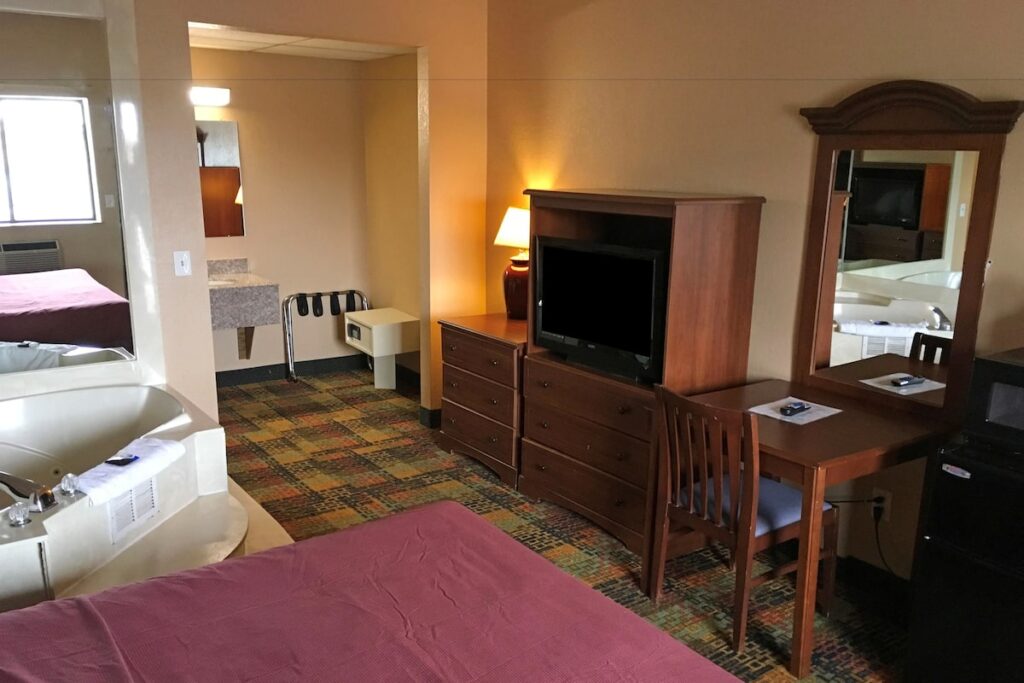 Americas Best Value Inn Livonia Detroit - Image 4