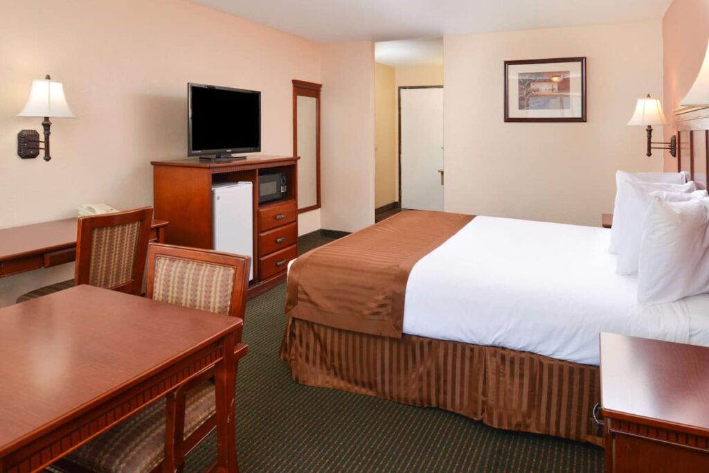 Americas Best Value Inn & Suites Bakersfield E - Image 3