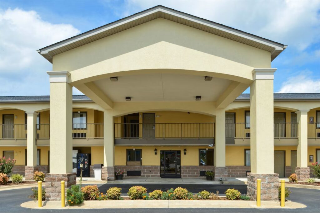 Americas Best Value Inn & Suites University Ave - Image 4