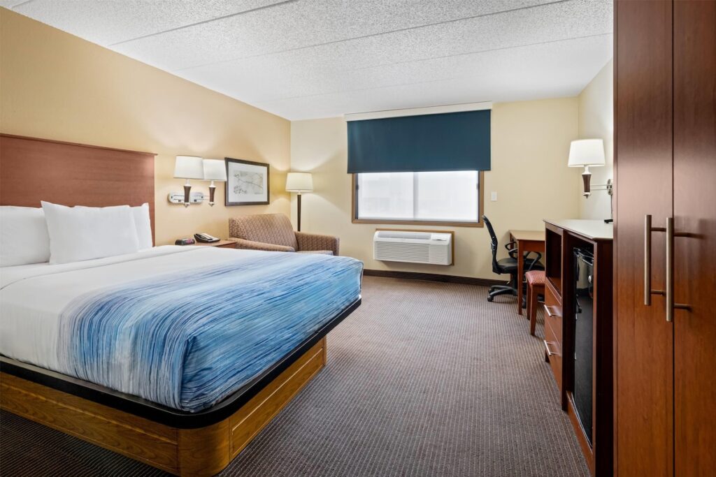 AmericInn by Wyndham Bismarck - Image 4