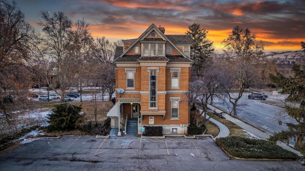 Anniversary Inn – South Temple - Image 5