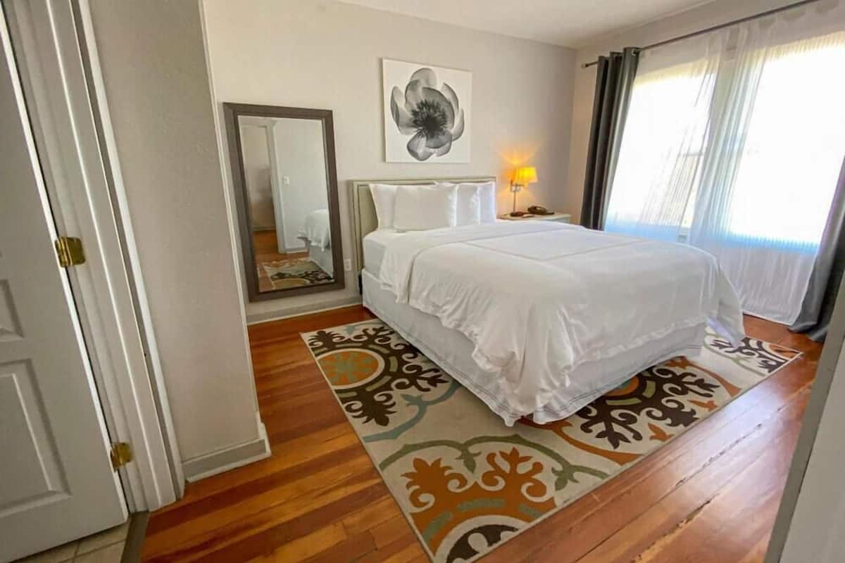 Artisan Downtown room 2