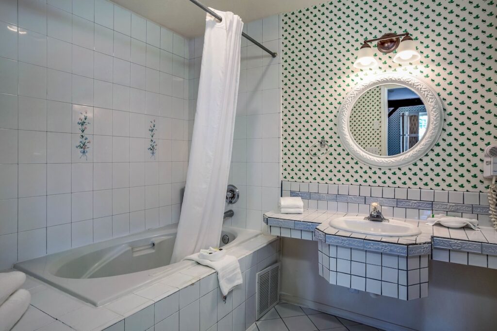 Auld Holland Inn - Image 2