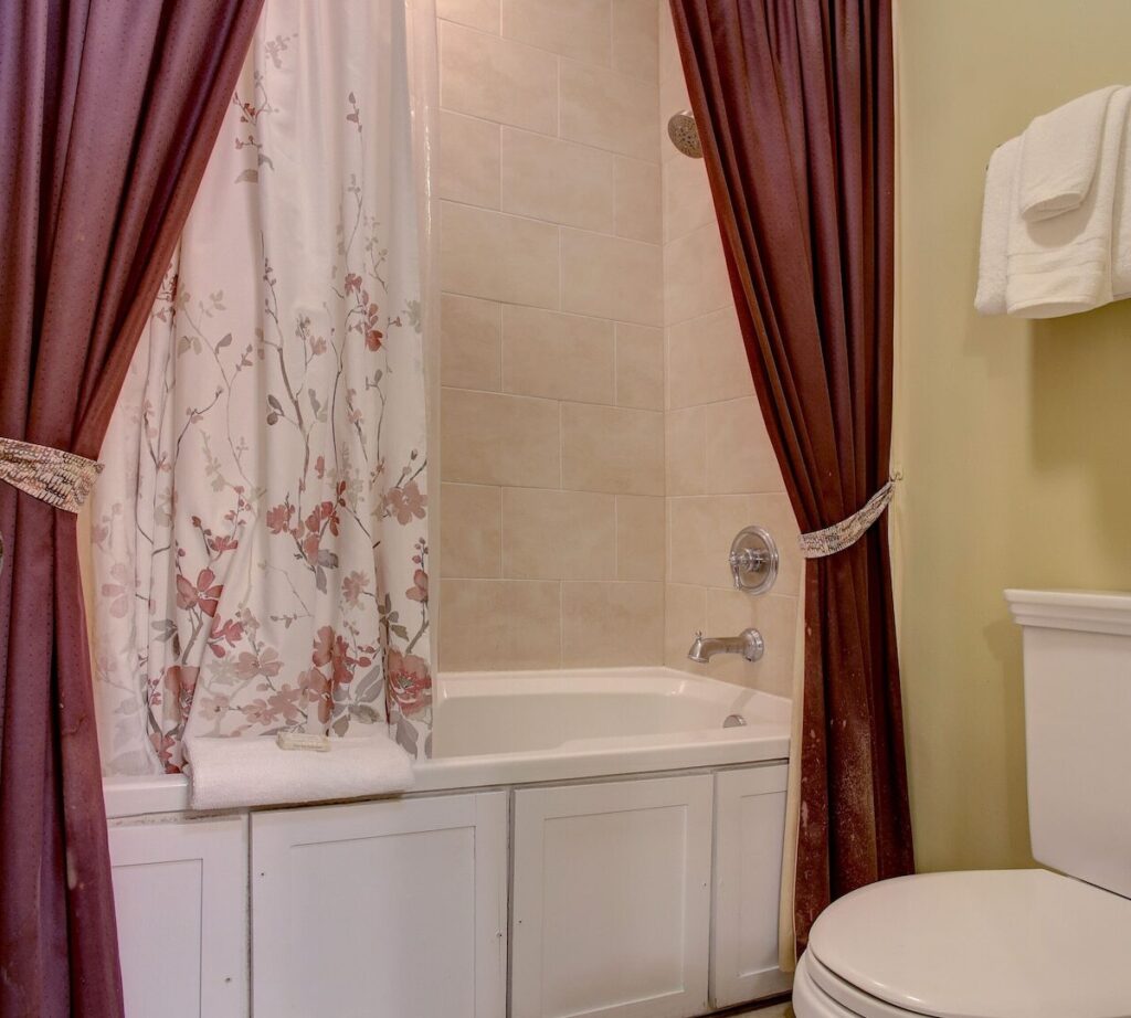 Azalea Inn and Villas - Image 1