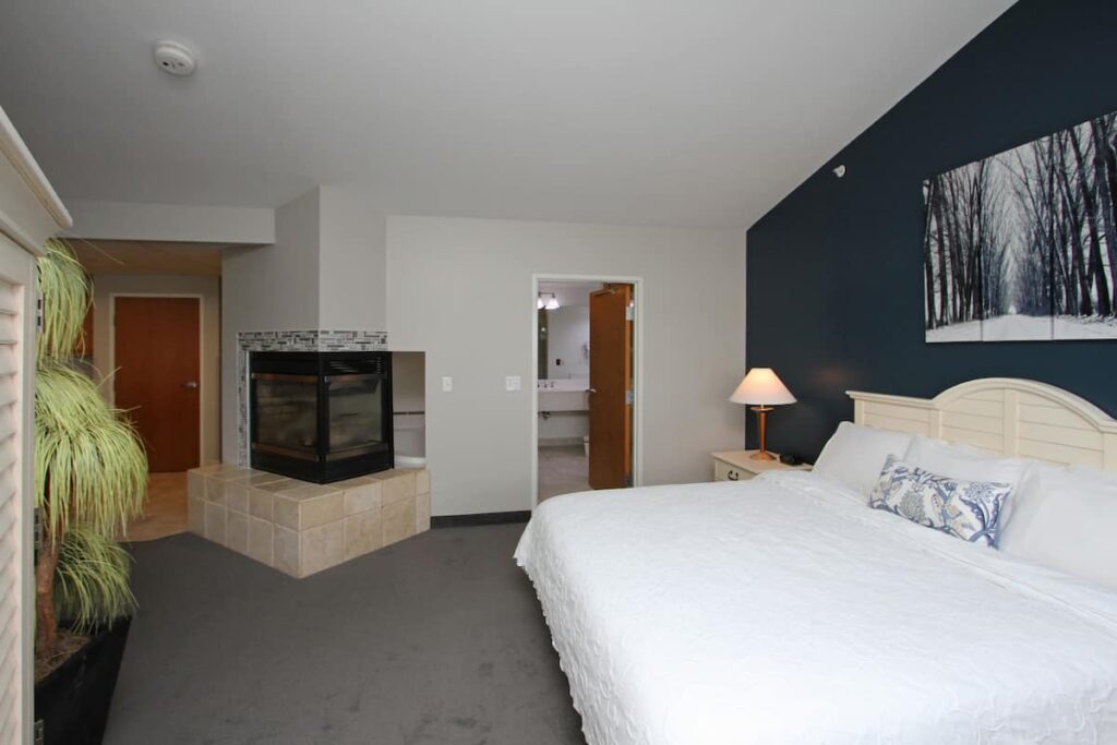 Bay Pointe Inn - Image 3