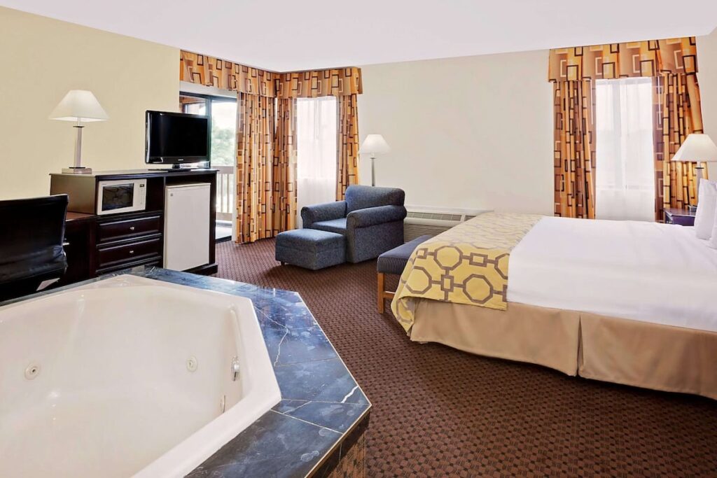 Baymont by Wyndham Battle Creek Downtown - Image 4