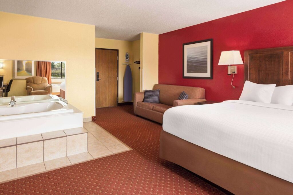 Baymont by Wyndham Cedar Rapids - Image 2