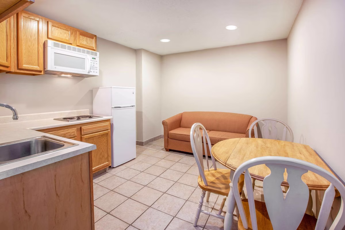 Baymont by Wyndham Grand Rapids Airport - Image 2