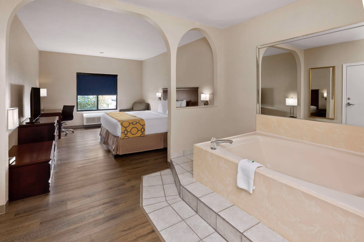 Baymont by Wyndham Houston Brookhollow - Image 3