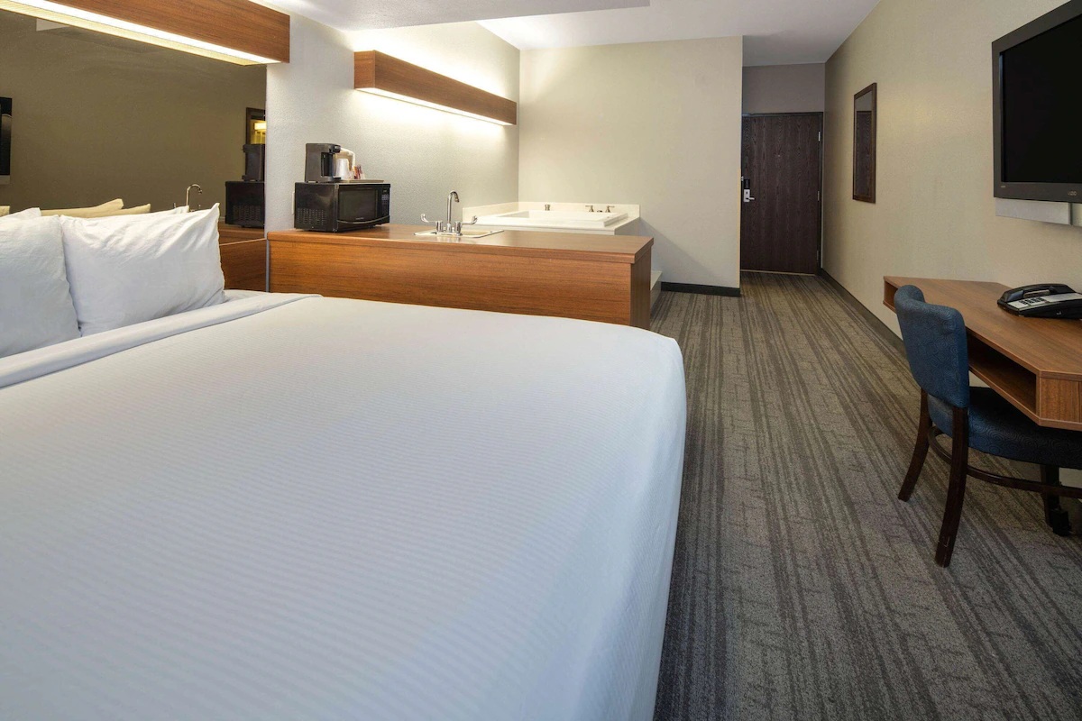Baymont by Wyndham Las Vegas South Strip jetted tub