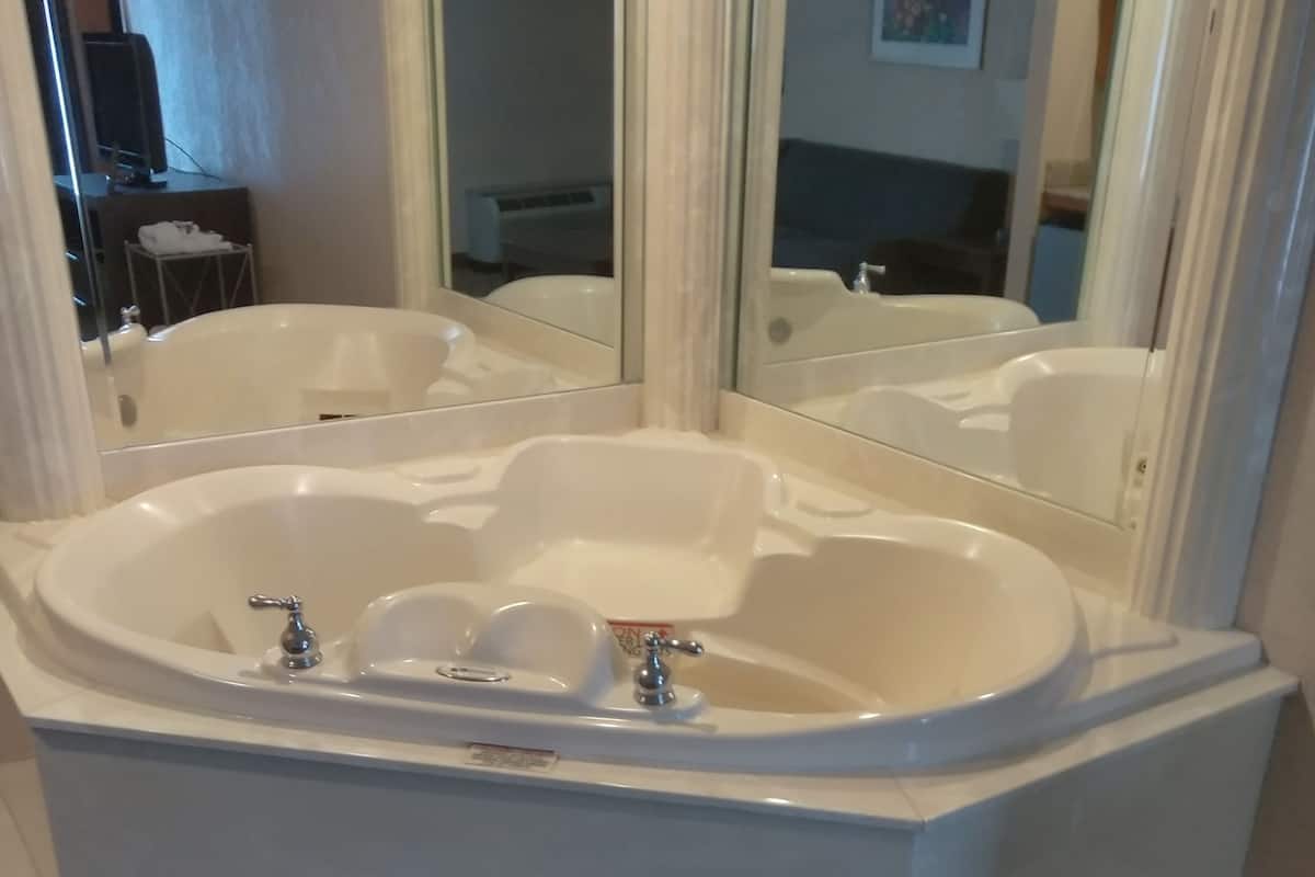 Baymont by Wyndham Madison Heights Detroit Area tub
