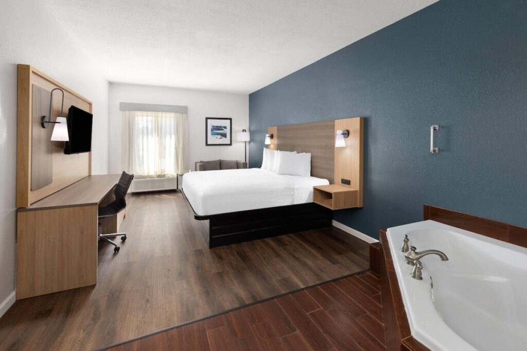 Baymont by Wyndham Moss Point - Image 2