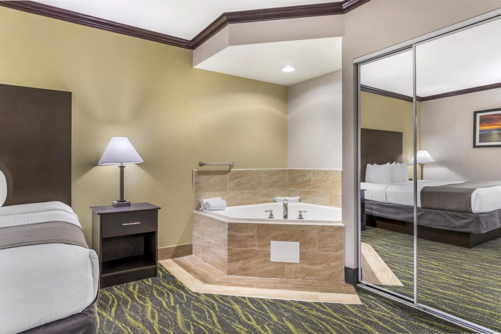 Best Western Asheville Blue Ridge Parkway - Image 2