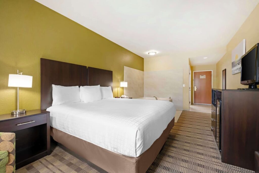 Best Western Edgewater Inn - Image 4