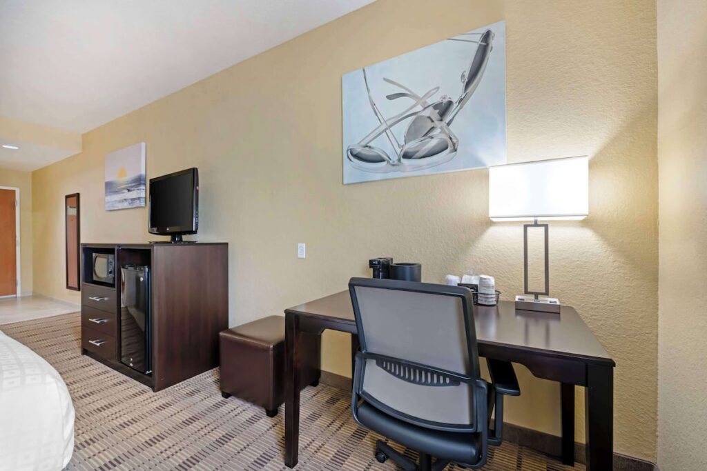 Best Western Edgewater Inn - Image 3