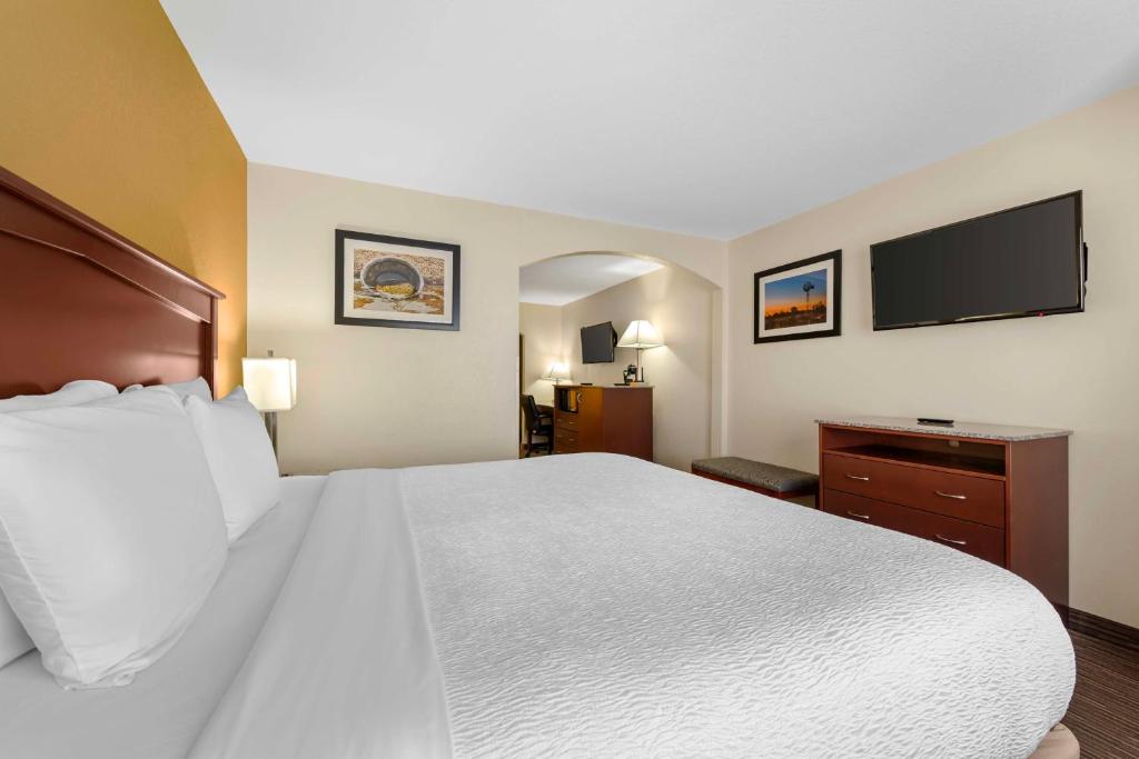 Best Western Executive Inn & Suites - Image 3