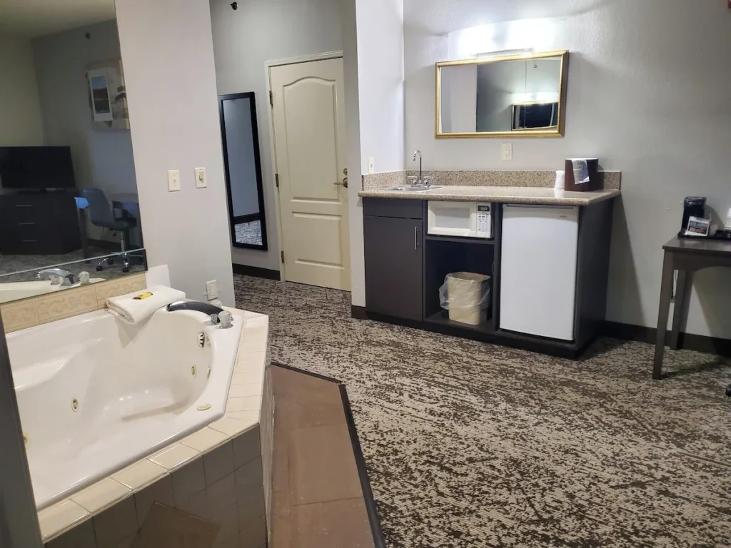 Best Western Fort Wayne Inn & Suites North - Image 1