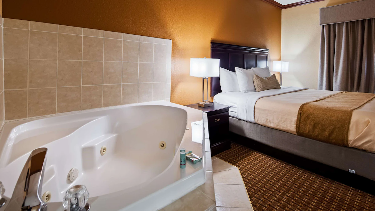 Best Western Granbury Inn Suites tub