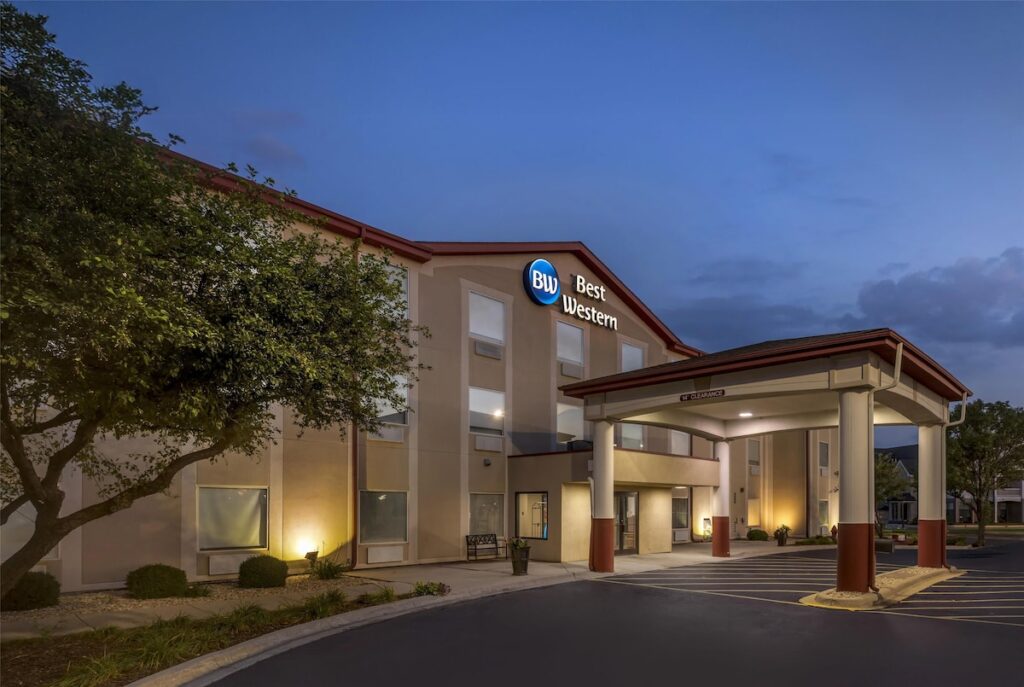 Best Western Joliet Inn & Suites - Image 2